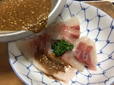 お刺身にりゅうきゅうのたれを加えます。