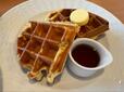 【ココス　シーザーサラダモーニング】ワッフルは外カリ中ふわの黄金比！バターとメイプルソースで味変もOK♪