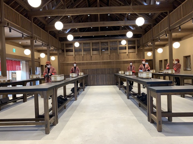 タタラ場の中では愛知県の郷土料理「五平餅」（1,200円）焼き体験ができる