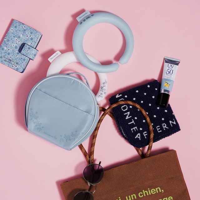 シャーベットネックリング 各¥3,278、ポーチ ¥2,420、UVクリームS ¥1,430