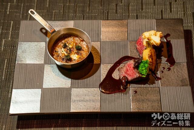 和牛テンダーロインのグリル ラベンダー赤ワインソース 熟成コンテチーズとカリフラワーグラタン トリュフのアクセント｜「カンナ」東京ディズニーランドホテル