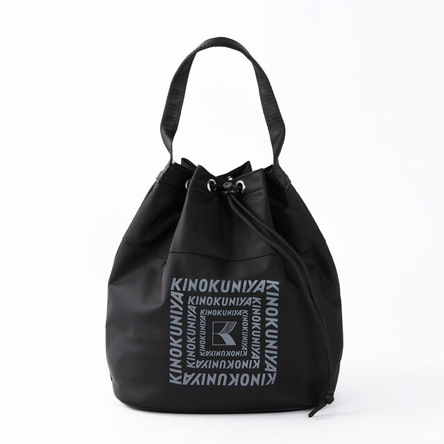 【紀ノ国屋「綿ボンディング保冷巾着バッグ」ブラック】上品なツヤ感のあるナイロン製。カジュアルながらも洗練された印象です