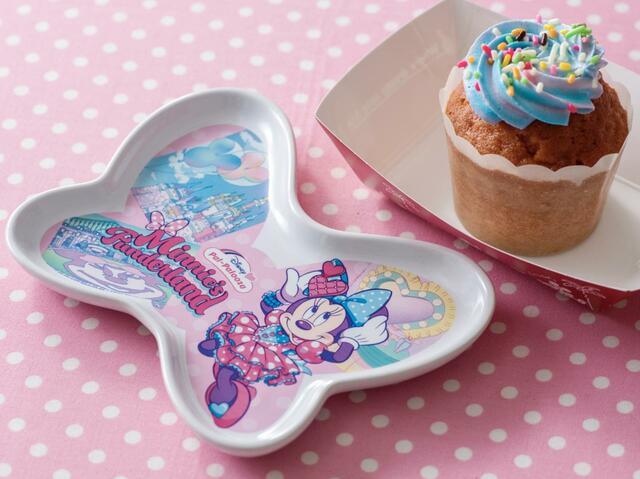 ストロベリーマフィン、スーベニアプレート付き 1,100円｜東京ディズニーランド「ディズニー・パルパルーザ“ミニーのファンダーランド”」スペシャルメニュー｜東京ディズニーリゾート40周年“ドリームゴーラウンド”｜発売期間：2024年1月9日（火）〜3月31日（日）｜販売店舗：東京ディズニーランド「スウィートハート・カフェ」「グランマ・サラのキッチン」