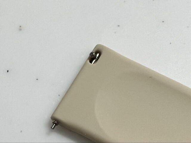 【3COINS デバイスバンド】つまみをスライドさせながら本体に取り付ける