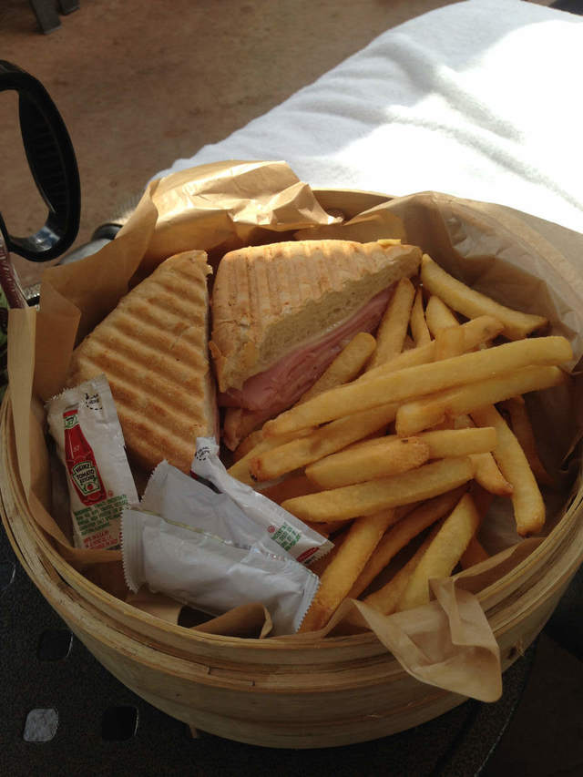 パニーニとフレンチフライ結構ボリュームあります/オフ・ザ・フックでオーダー出来ます。