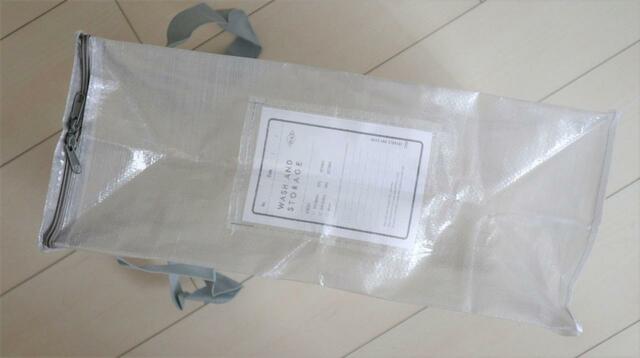 【3COINS クリアボックスバッグ縦:L】ラベルポケットの位置も幅20cmの面にある