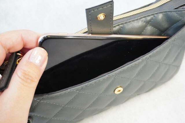 【UNTITLED(アンタイトル)3層ウォレット型スマホショルダーバッグ】スマホが入る外ポケット