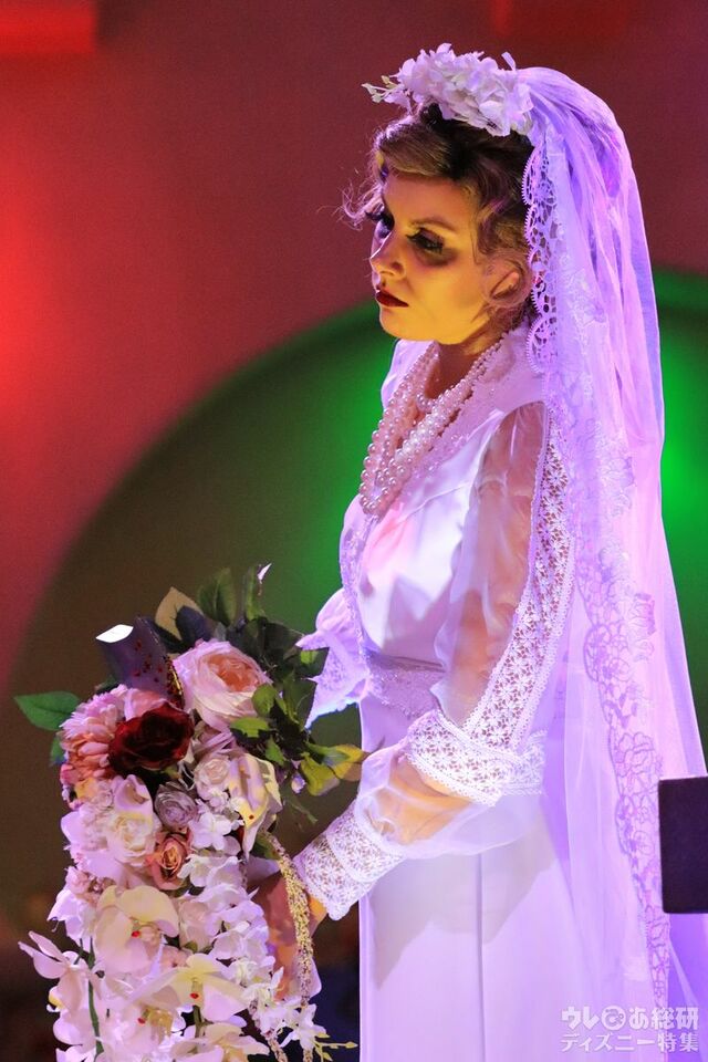 ウギー・ブギー・バッシュ限定パレード「フライトフリー・ファン・パレード」に登場する「ホーンテッド・マンション」の花嫁