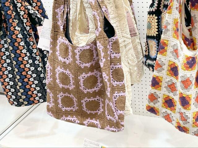 【ワークマン クラフティ・トートバッグ】カラーはホワイト柄、アイボリー、ブラック、ブラウン柄、ブラック柄と豊富♪