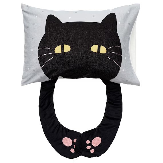 【ニトリ アイマスク付き枕カバー(DHデコネコ)】にゃんこの腕部分がアイマスクとなって顔を包み込み、光をしっかりと遮ってくれます◎