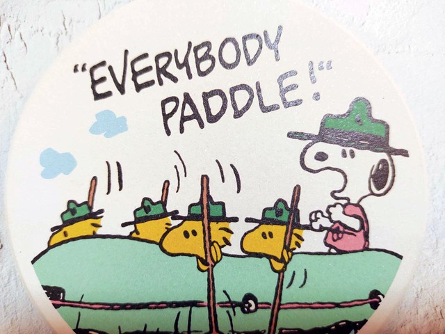 ボードを一生懸命漕いでいるウッドストックが健気【デコホーム商品】吸水コースター（スヌーピー JC02）価格：799円（税込）