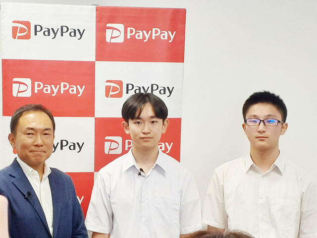 PayPay株式会社 執行役員 営業統括本部 エンタープライズ営業第一本部 本部長 高木寛人さん（左）とともに。