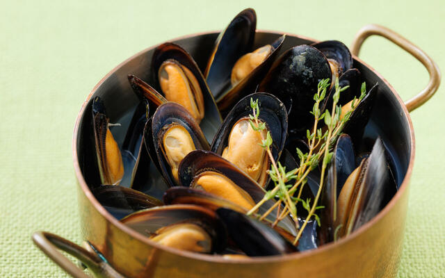 「ムール貝の白ワイン蒸し」＜期間：2025年4月26日〜6月30日＞【本格的なグリル料理＆約100種類の料理が食べ放題！初夏のパノラマビューで楽しむ“4冠達成”の眺望ブッフェ開催中！】