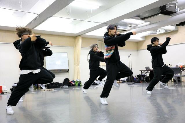 足を上げる角度も息ピッタリ