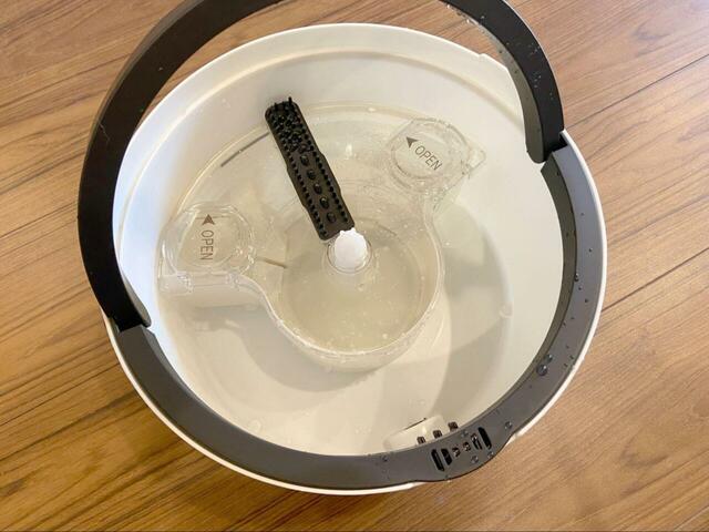 【アイリスオーヤマ キレイな水でWASHモップ】バケツに水を入れたら準備OK！