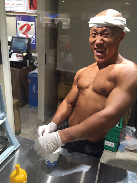 「全力でかき氷つくります！」イケメンマッチョのあつ～いフォトギャラリー