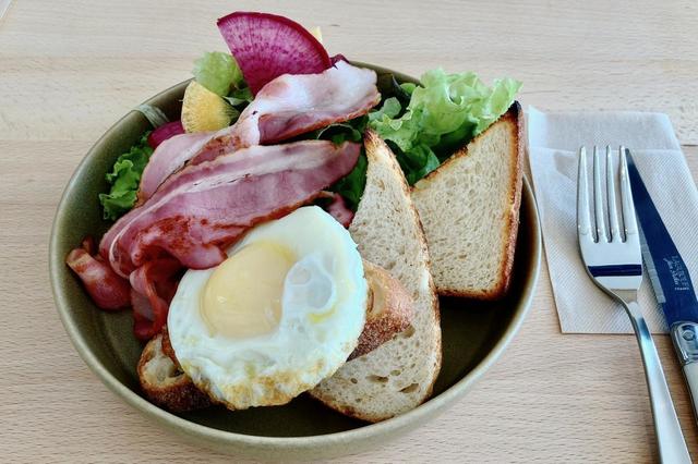 隣の「Sweedeedee」では、亮さんが焼いたパンを食べさせてくれる