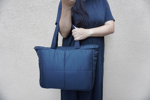 通勤や通学にも使えるシンプルなスクエアトートバッグ