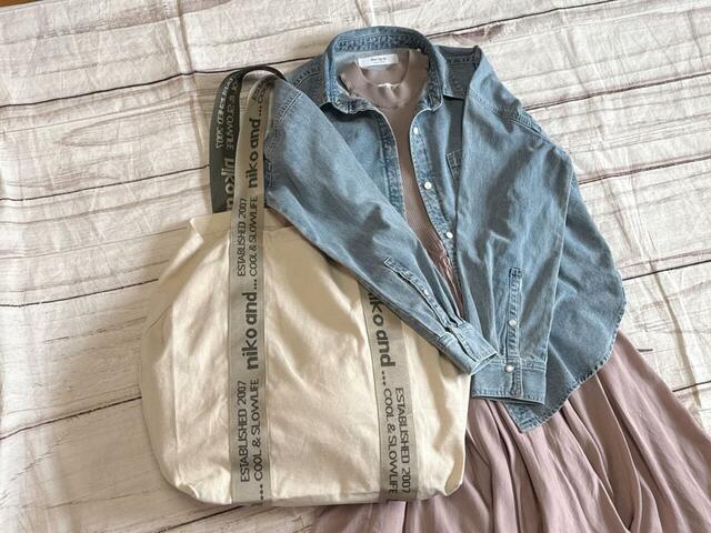 ワンピーススタイルにはオーバーサイズのシャツを羽織ってカジュアルダウンするとバッグが馴染みます