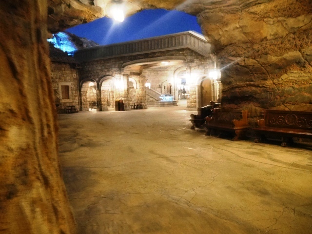 造られた強固なフォートレスと自然の融合点。©Disney