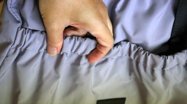 【BAYFLOW　3WAY撥水アジャスタートート】外ポケットは横長。口部分はゴムシャーリング仕様で、荷物が飛び出しにくい設計になっています