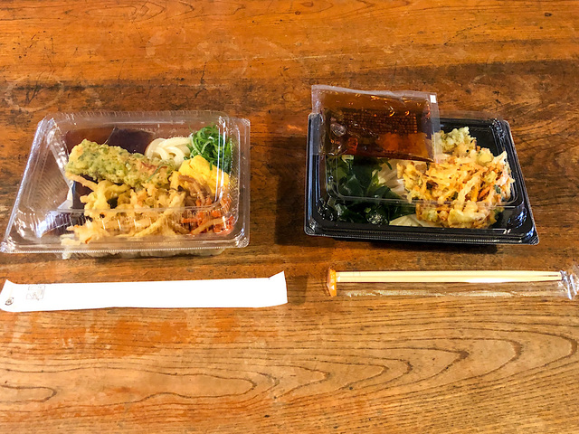 はなまるうどんの定番うどん弁当（右）と丸亀製麺のうどん弁当（左）を食べ比べ