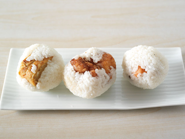 1. 手水をつけ、それぞれの具を1/2膳分ずつのご飯でくるみ、1個に合体させる。 2. 塩を数回に分けて手のひらでこすり合わせるように広げ、握りながらご飯につける。