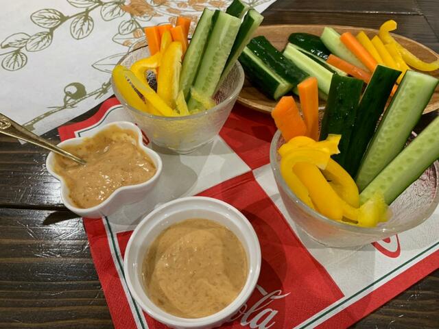 【味噌マヨ野菜スティック】生野菜を切り、味噌とマヨネーズを混ぜるだけ！