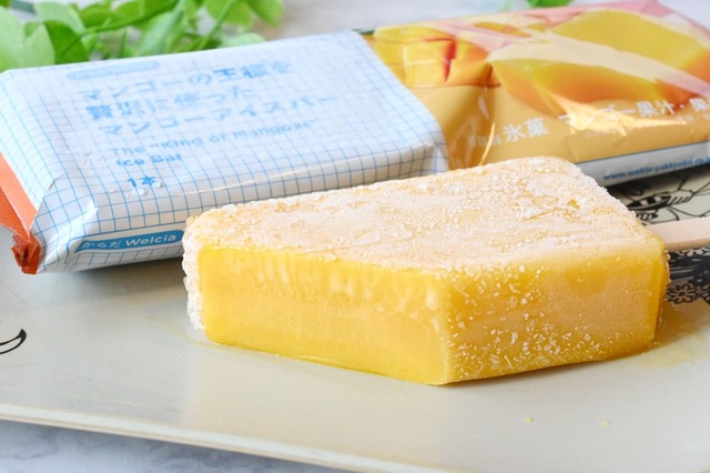 【ウエルシア／「マンゴーの王様を贅沢に使ったマンゴーアイスバー」（138円）】トロッととろける口どけは、果実感たっぷりで幸せの味！