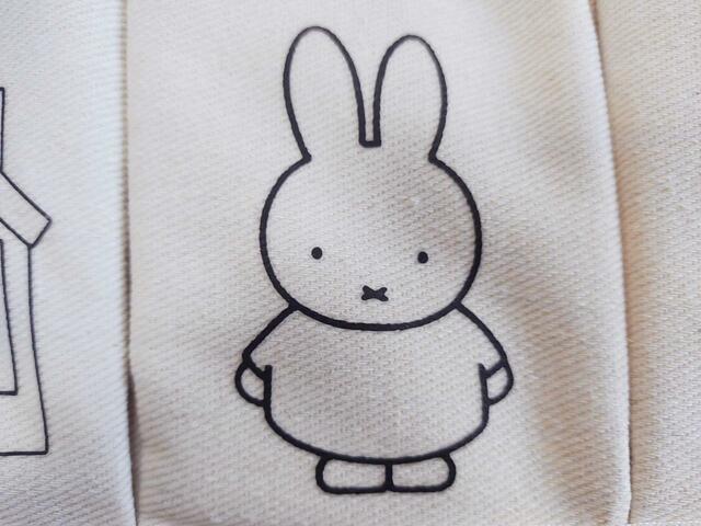 中央は、ミッフィーのイラスト