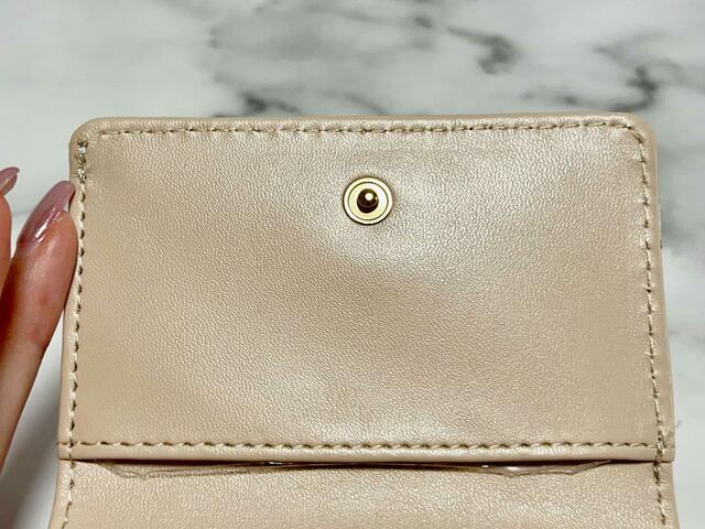 内側の上下のポケットは深めなので、マイナンバーカードや保険証を入れるのがおすすめ【アベイル×ちいかわ】がま口財布(ちいかわ)※ハチワレの総柄口金財布:1,980円(税込)