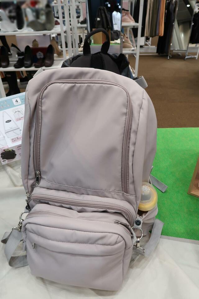 ワークマン　高撥水マルチシートインマザーズリュックとポーチを合体させたところ