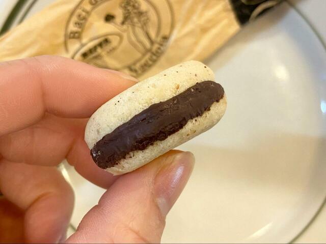 【DEAN & DELUCA リッパ バーチ ディ ダマ ヘーゼルナッツ×カカオ 8pcs】確かにちょっとキスマークの形に見えるかも…？