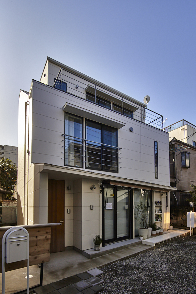Houzz | 荒木毅建築事務所 photo by sin163 photography / 湯原慎一郎／一階は賃貸用に