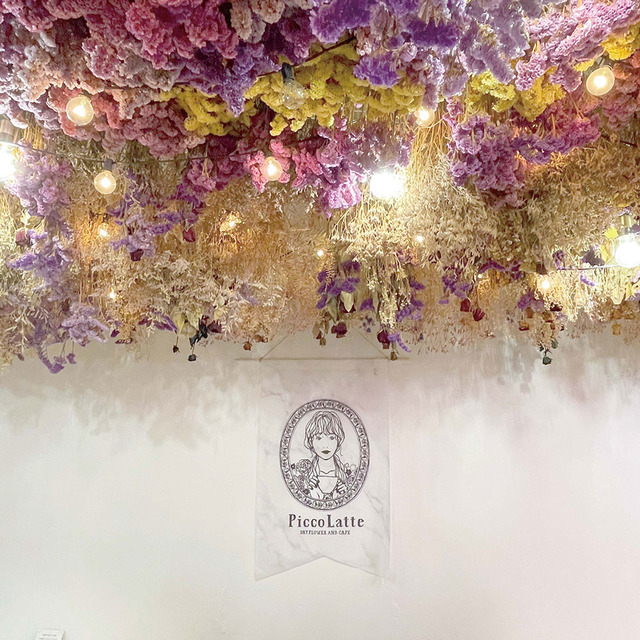 ドライフラワーを飾ったキュートな店内｜Picco Latte