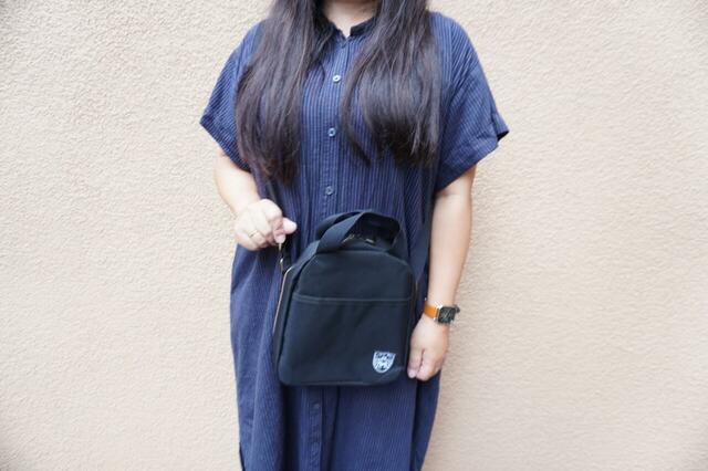 斜めがけしてみたところ【星野リゾート ガバッと開く超優秀ショルダーバッグ】