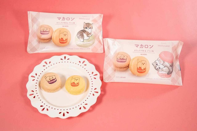 【「ファミリ〜にゃ〜ト大作戦！」マカロン　カフェラテ味＆プリン味 298円】カフェラテ味とプリン味の両方が楽しめる！パッケージは全2種類