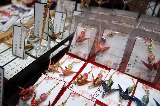 「洋裁工房 妖花」の色鮮やかな折り鶴アクセサリー。