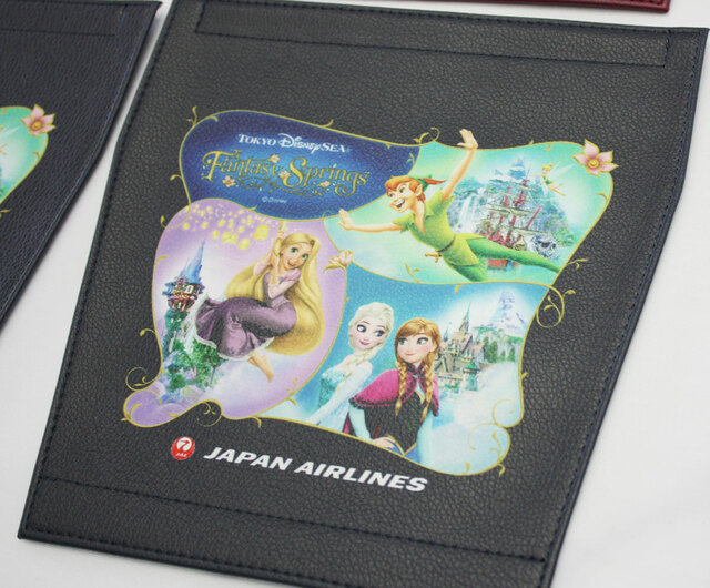 ヘッドレストカバーは同デザイン＆カラー違いの2種。こちらは普通席のデザイン。【JAL Fantastic Journey Express】