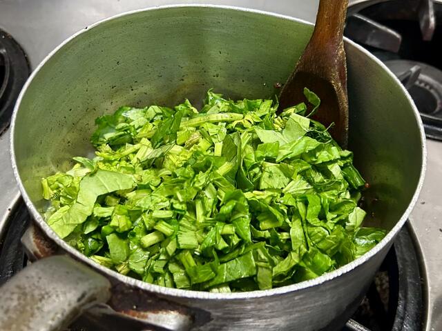 【南インド料理 葉菜hana】この程度の幅に切っておいたホウレン草を炒める。ニンジンやキャベツで作るときもこの大きさがベター