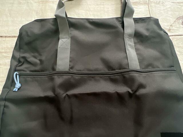 フロントについている大きなポケットもおしゃれなポイント！