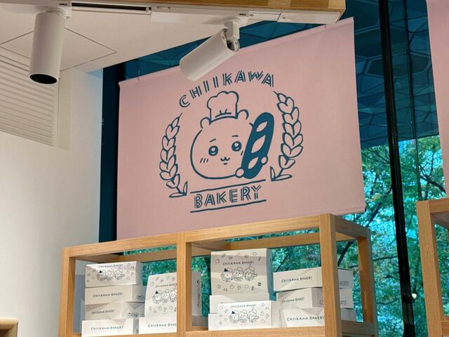 パンのオーダーコーナーの頭上にも注目!「ちいかわベーカリー」のロゴマーク♪