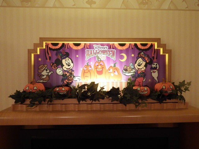 テレビ台のオブジェ、蛍光塗料のため暗くなると怪しく光るんです