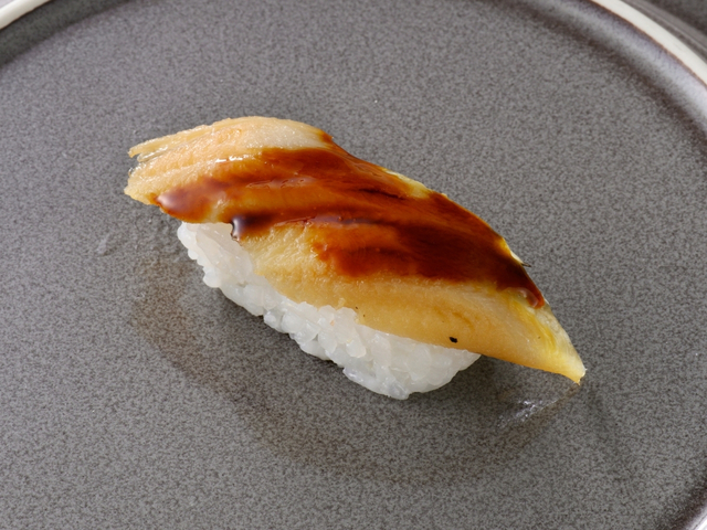 「煮穴子」＜期間：2026年1月13日～2月13日＞【期間限定で“ローストビーフ・煮穴子・生帆立・鯵の柑橘〆”のお寿司が時間無制限で食べ放題！『八献 イオンモール幕張新都心』で開催中！】