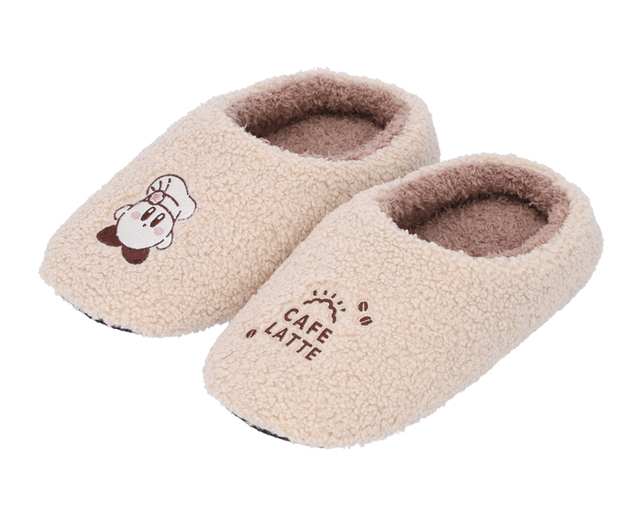 「CAFE LATTE もこもこルームシューズ」＜期間：2024年11月8日発売予定＞【「カービィカフェ」にミルクやチーズを使ったHOTメニューが登場！冬限定グッズも見逃せないかわいさ♪】　