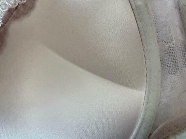 脇を抑えるカップ構造