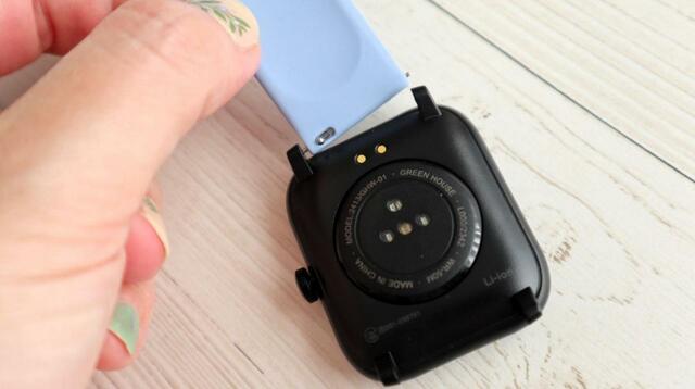 【3COINS デバイスバンドplus】付属のベルトを針金状スライドバーで本体に接続します 