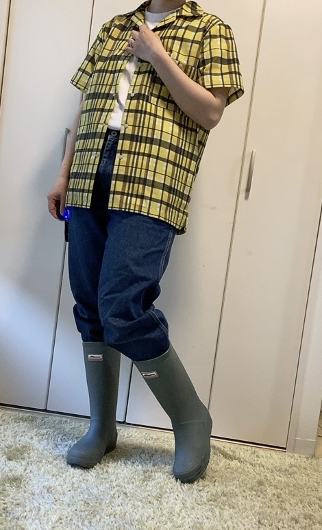 【ワークマン サファリライトレインシューズ】イエローのチェックシャツ、デニムと合わせたガーデニングスタイル