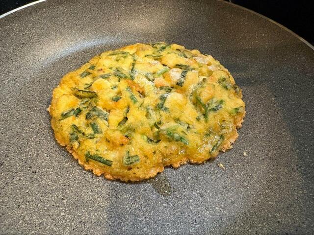 【ロピア 冷凍海鮮チヂミ】焼いていくうちに表面がきつね色に変わってきました、このくらいの色づきが香ばしさの合図です♪