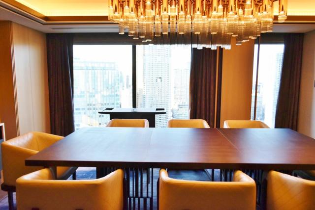 ホテルレストランの個室並に豪華なダイニング